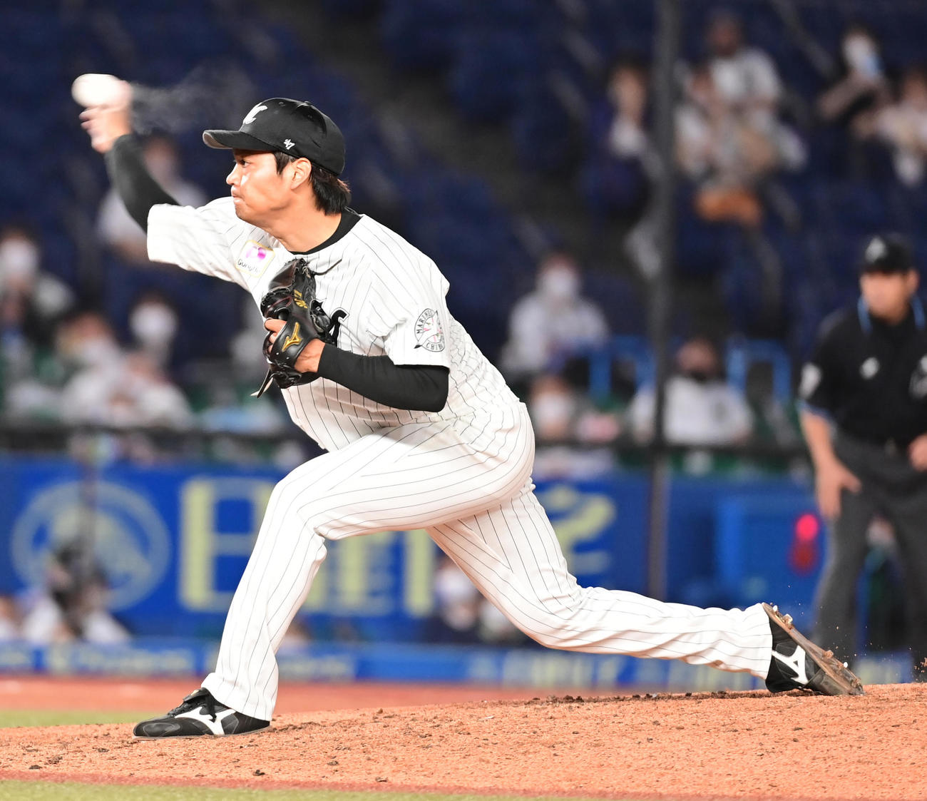 ロッテ対ヤクルト　ロッテ2番手で登板した佐々木千（撮影・小沢裕）