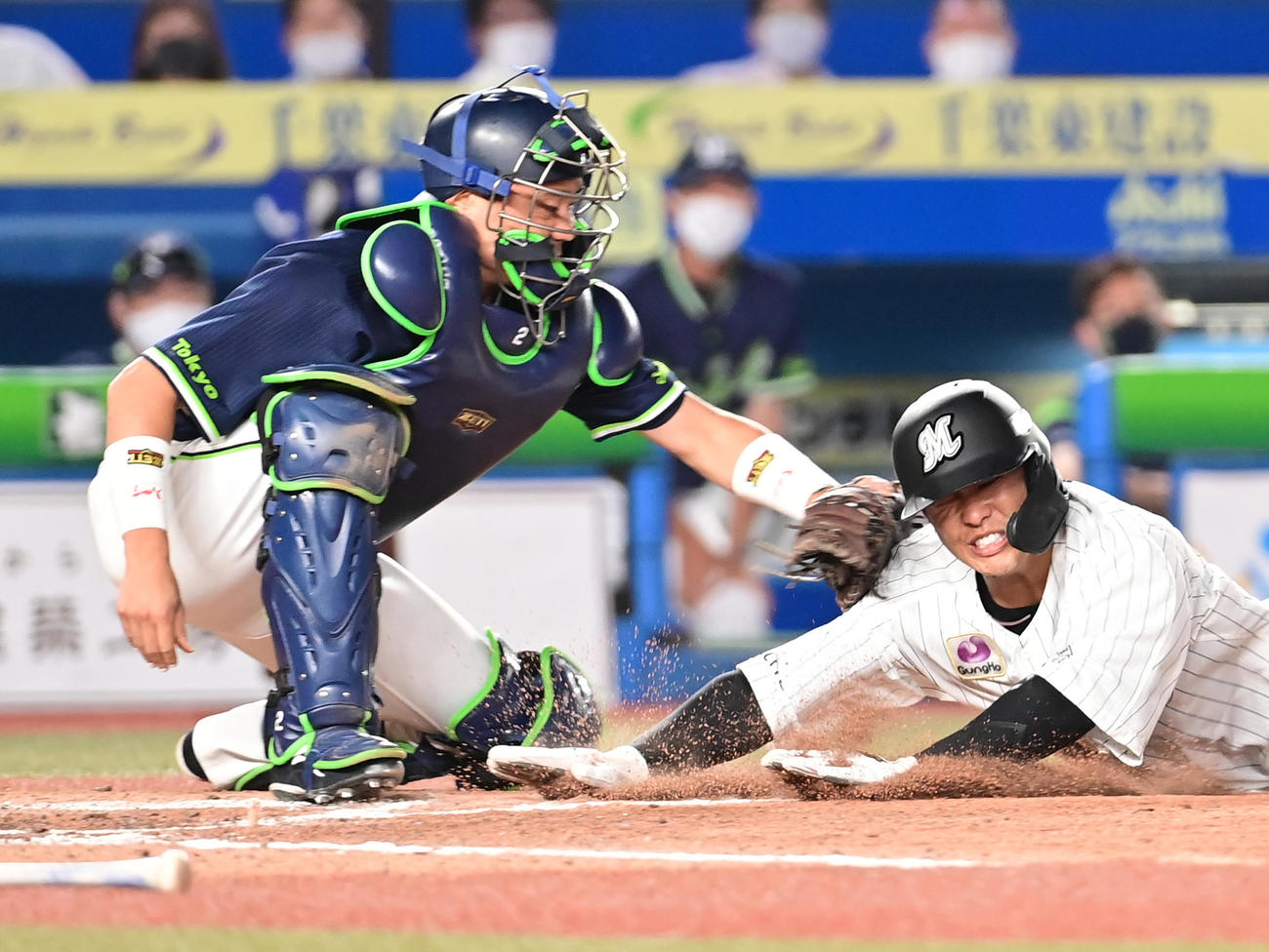 ロッテ対ヤクルト　7回裏ロッテ2死二塁、二塁走者の中村奨（右）は角中の左前打で本塁を狙うもタッチアウト。捕手中村（撮影・小沢裕）