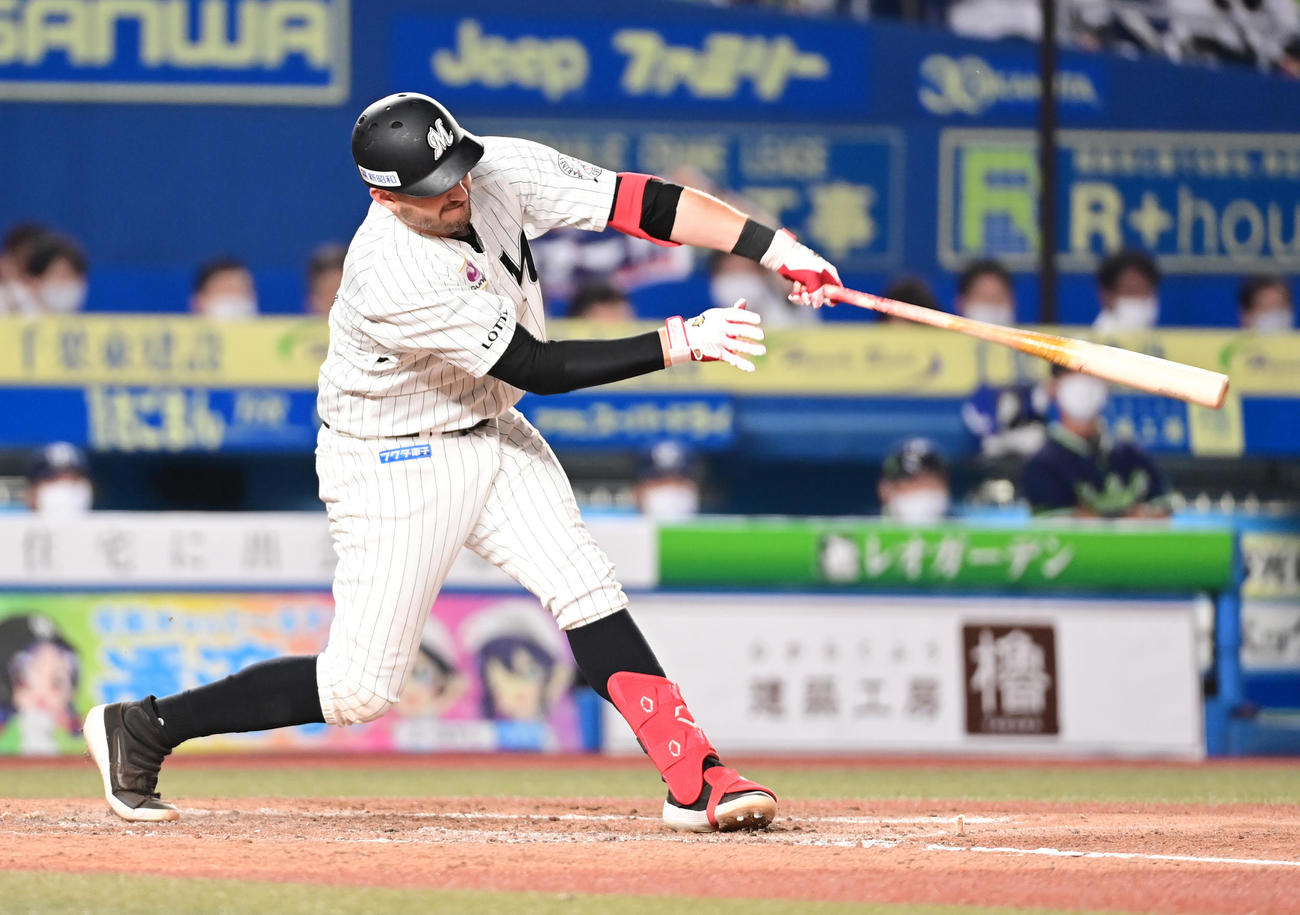 ロッテ対ヤクルト　8回裏ロッテ無死、ブランドン・レアードは左越えに勝ち越しソロ本塁打を放つ（撮影・小沢裕）