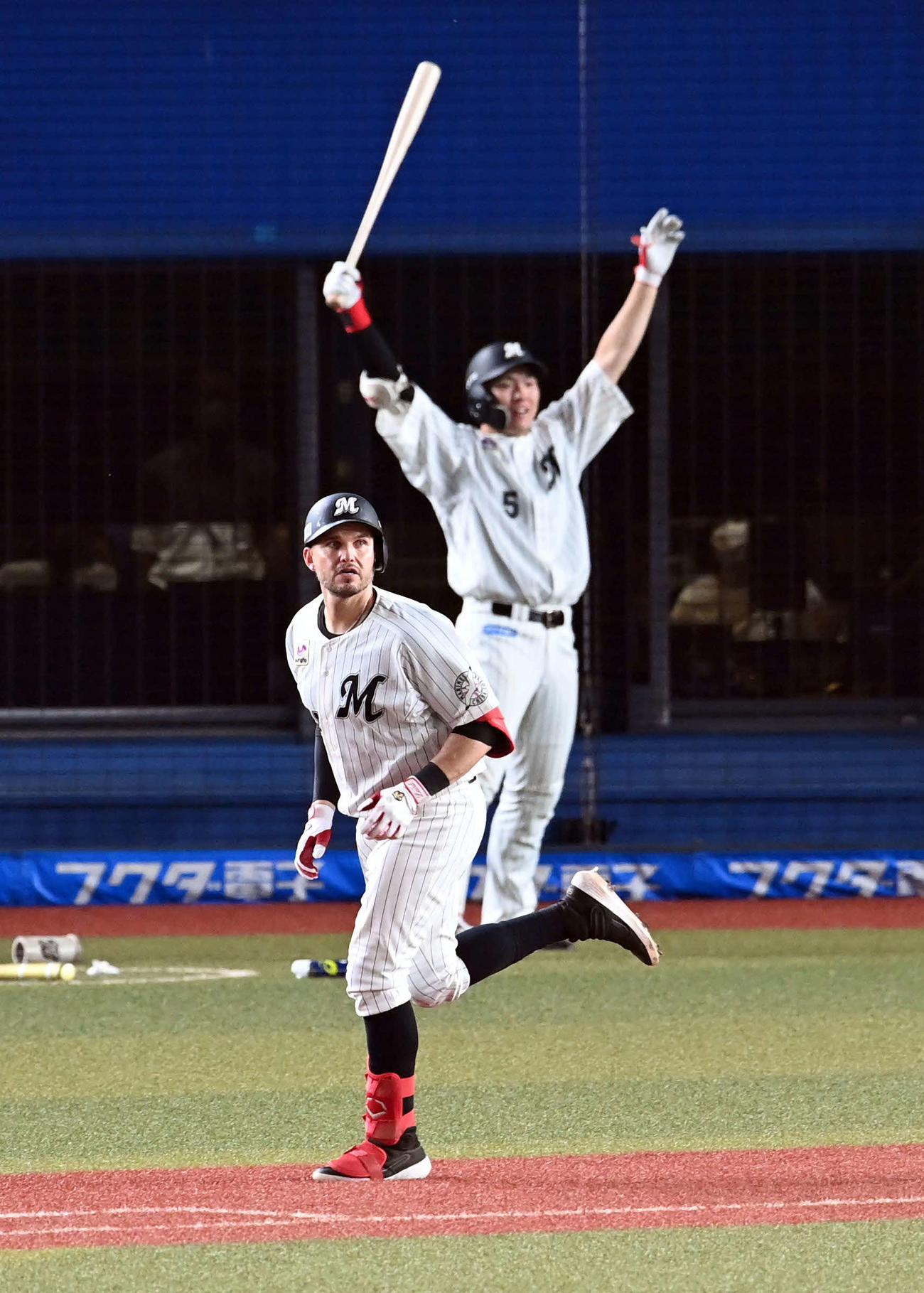 ロッテ対ヤクルト　8回裏ロッテ無死、左越えに勝ち越しのソロ本塁打を放ち打球の行方を見るレアード。後方は喜ぶ安田（撮影・たえ見朱実）