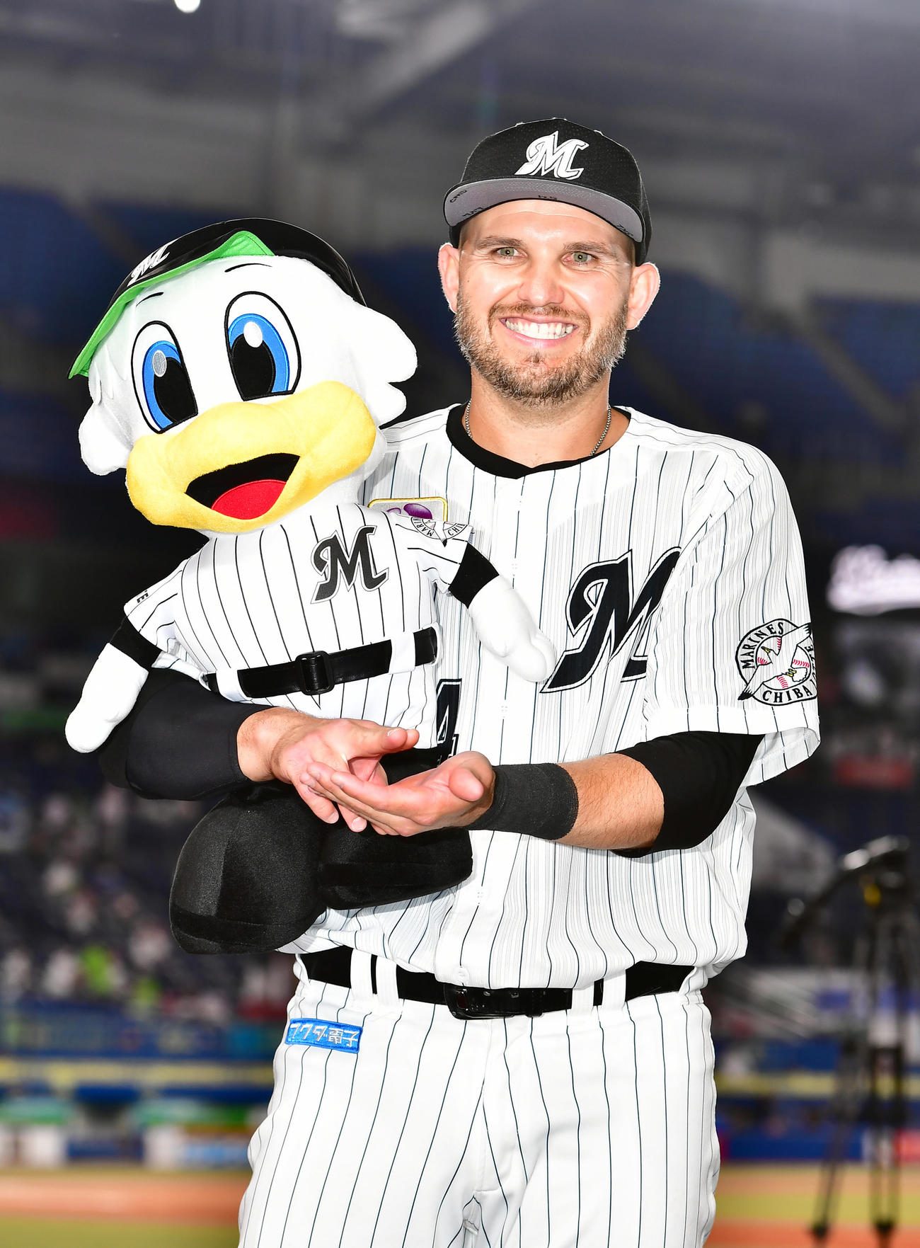 ロッテ対ヤクルト　ヒーローインタビューを終え「すしポーズ」で笑顔を見せるロッテのレアード（撮影・小沢裕）