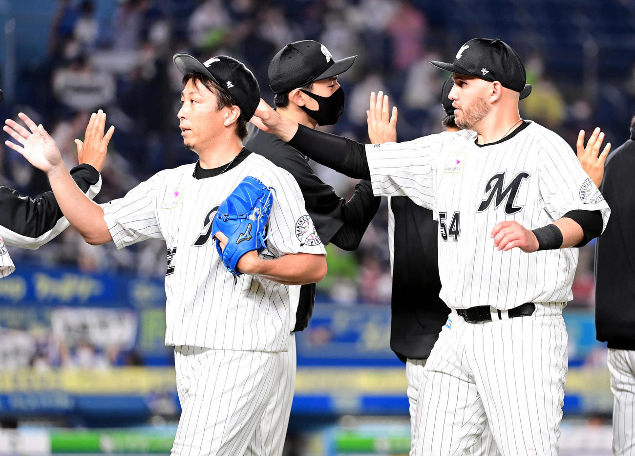 ロッテ対ヤクルト　勝利に沸く、左からロッテ4番手で登板した益田、先発のロッテ佐々木朗、決勝弾のレアード（撮影・小沢裕）