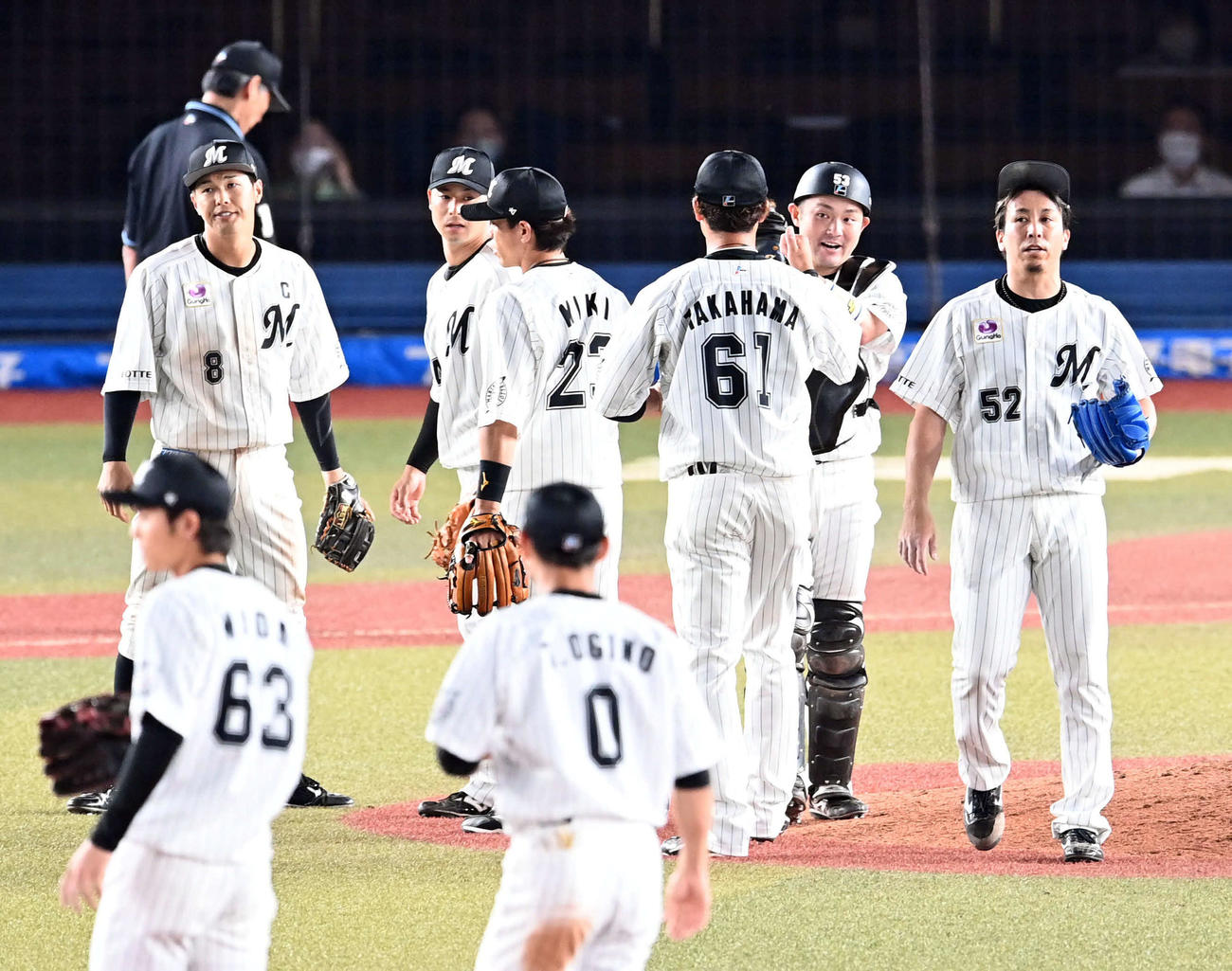 ロッテ対ヤクルト　ヤクルトに勝利したロッテ（撮影・たえ見朱実）