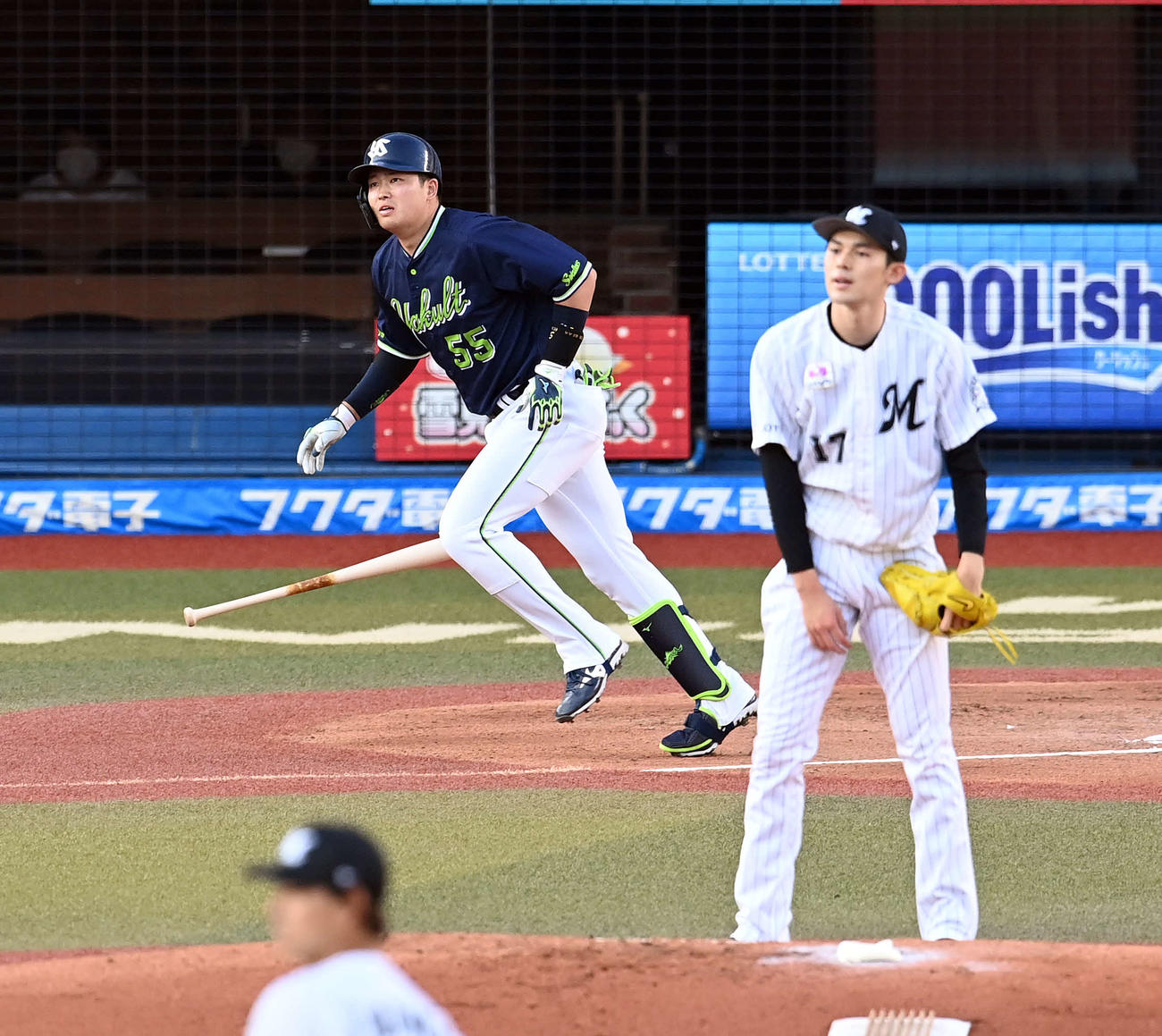 ロッテ対ヤクルト　2回表ヤクルト無死、佐々木朗から右越えに18号ソロ本塁打を放った村上（撮影・たえ見朱実）