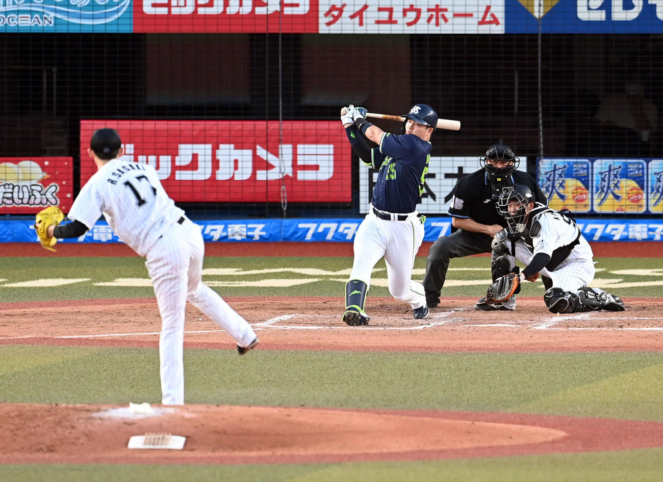 ロッテ対ヤクルト　4回表ヤクルト無死、空振り三振に倒れる村上。投手佐々木朗（撮影・たえ見朱実）