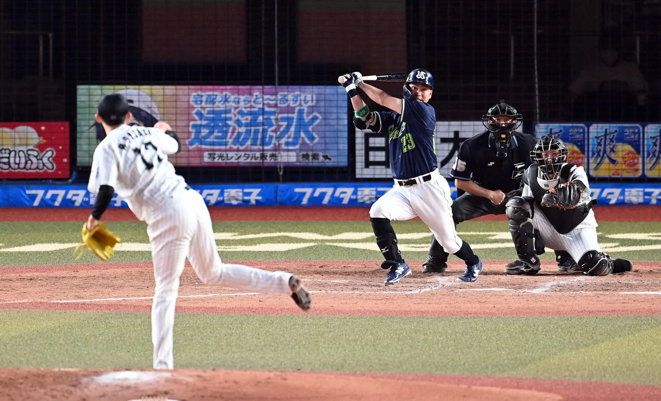 ロッテ対ヤクルト　5回表ヤクルト2死、佐々木朗から二塁打を放つ青木（撮影・たえ見朱実）