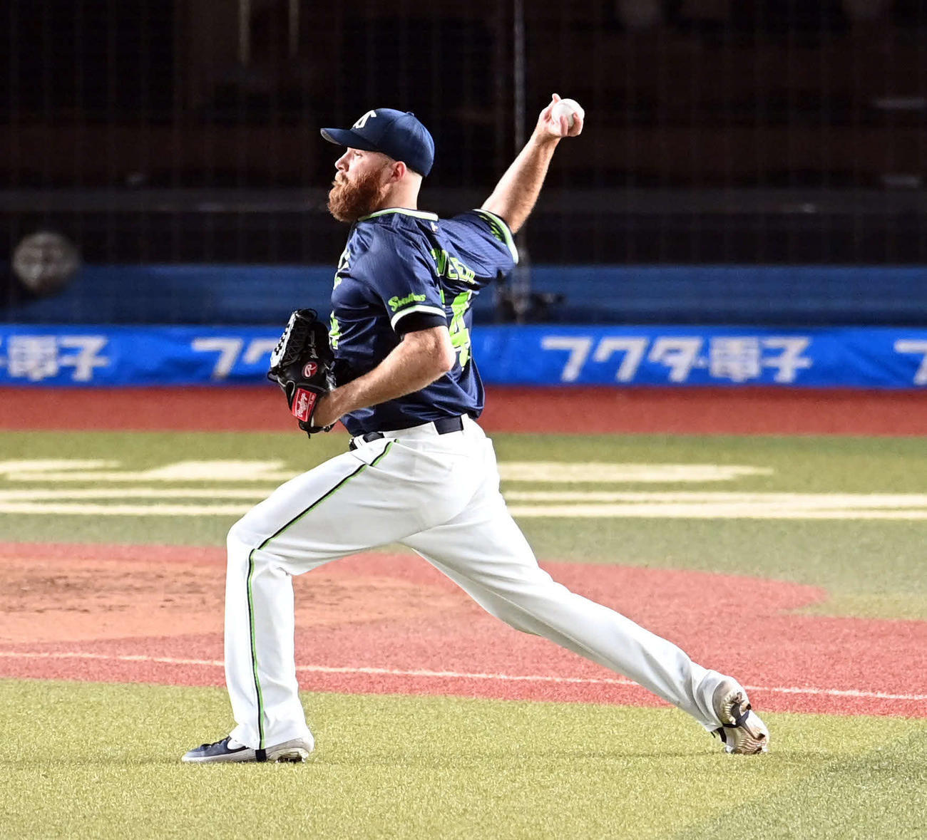ロッテ対ヤクルト　5回裏ロッテ1死二塁、荻野の投安と一塁への悪送球で同点とされるサイスニード（撮影・たえ見朱実）