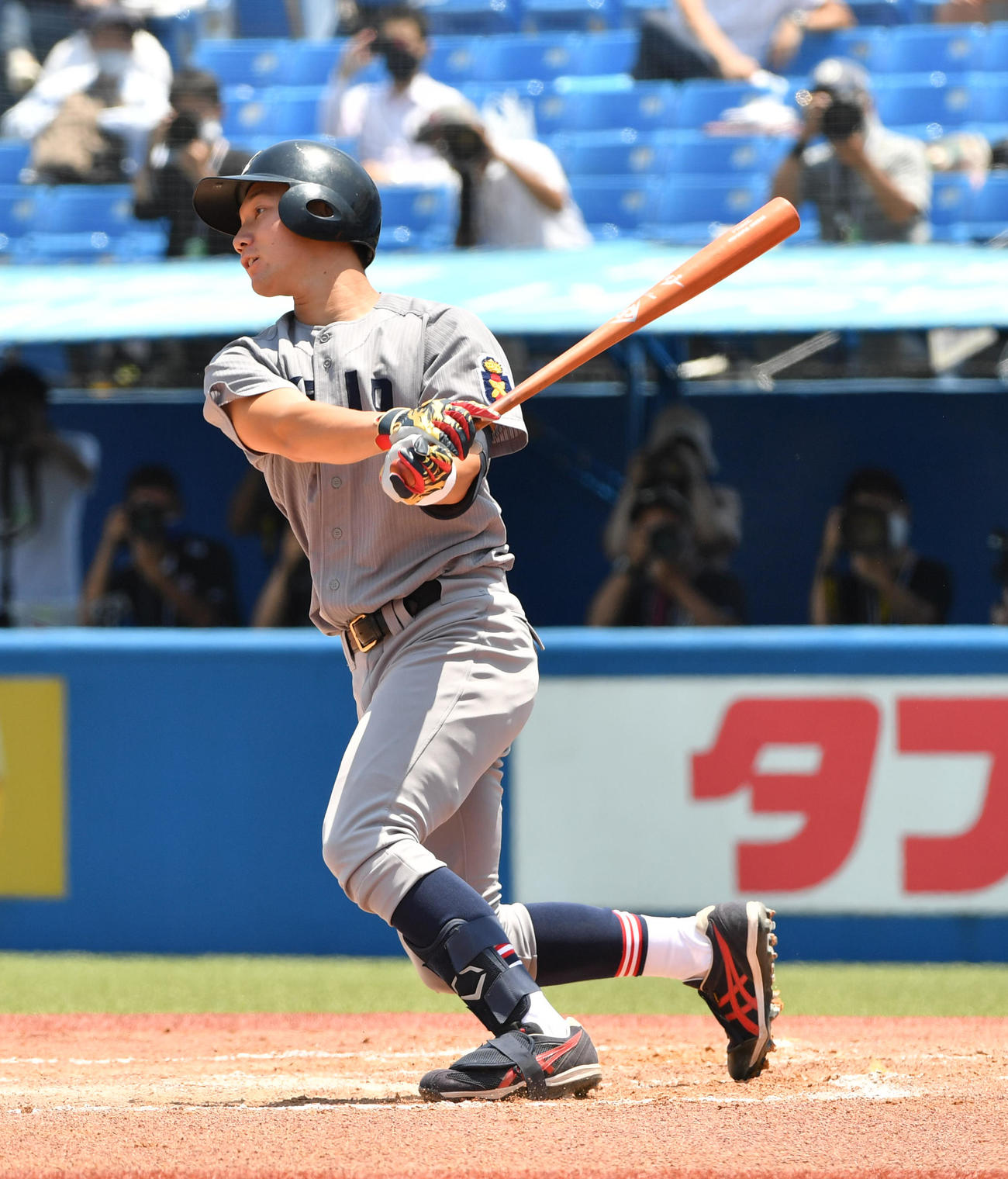 準々決勝、慶大対関学大　1回表慶大1死一、三塁、正木は左犠飛を放つ（撮影・柴田隆二）