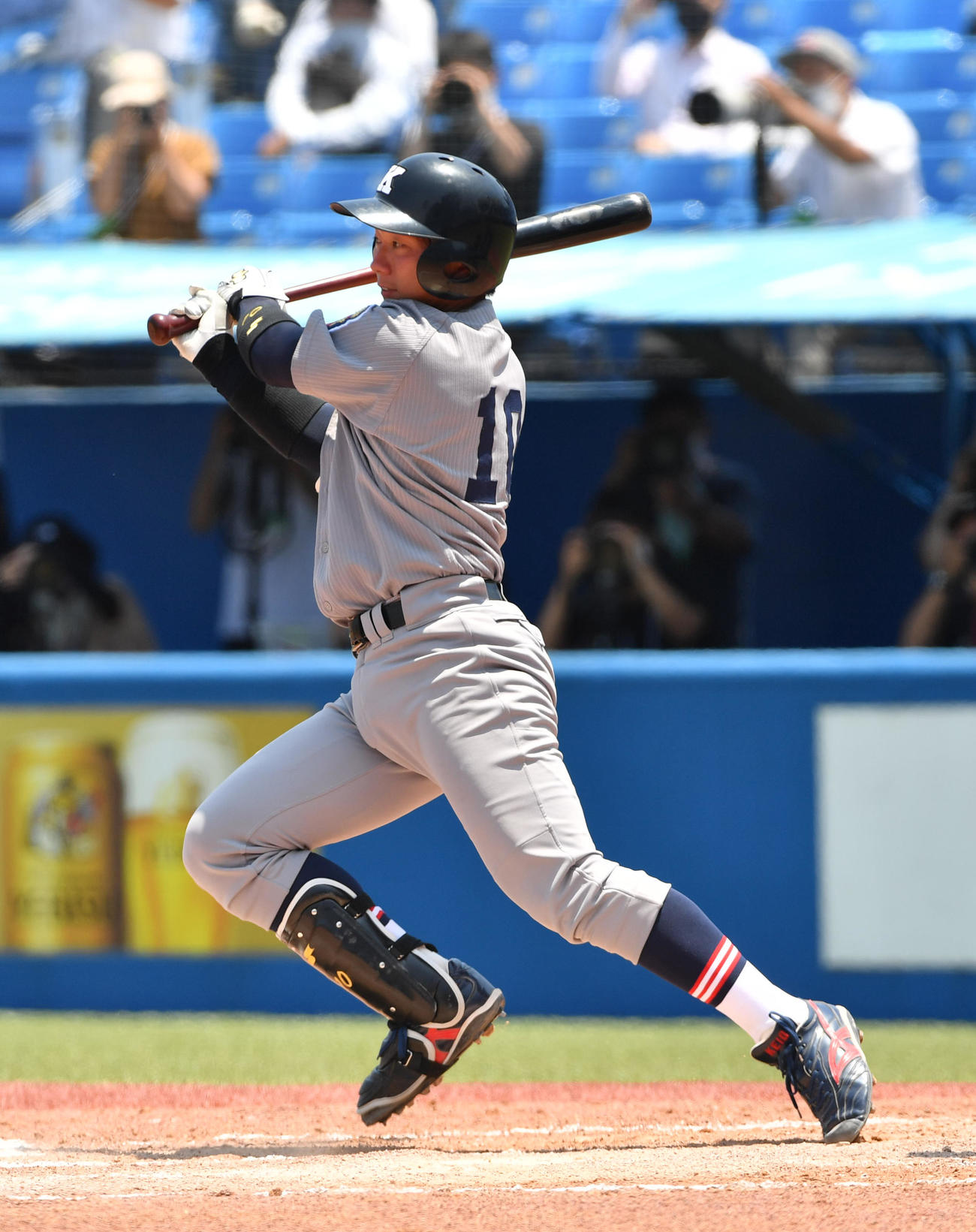 準々決勝、慶大対関学大　1回表慶大2死二塁、福井は中前に適時打を放つ（撮影・柴田隆二）