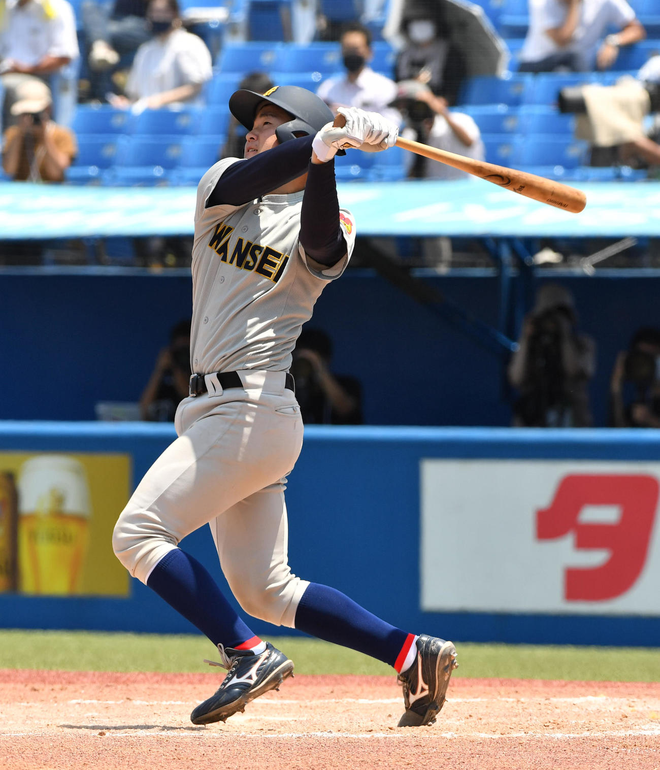 準々決勝、慶大対関学大　2回裏関学大2死、佐藤は左越えに本塁打を放つ（撮影・柴田隆二）