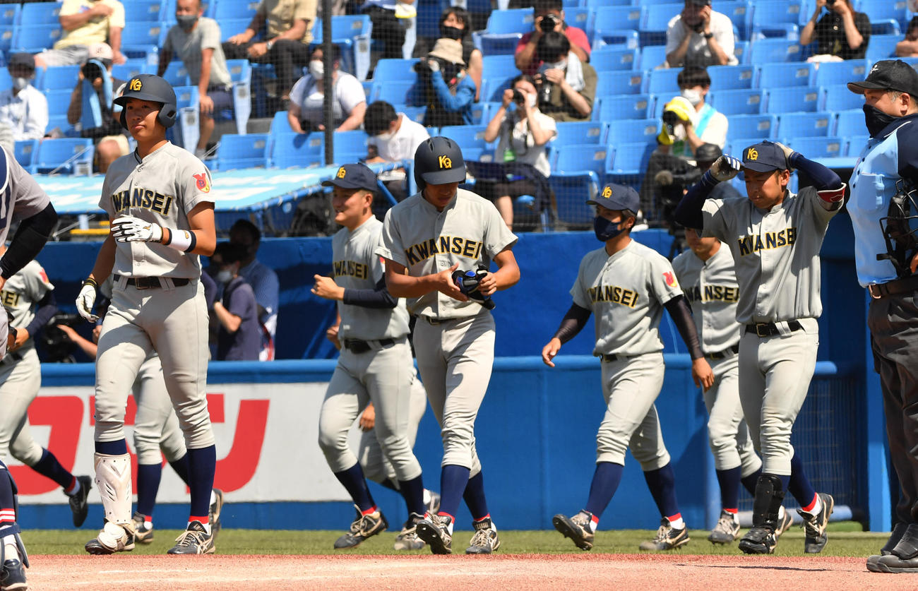 準々決勝、慶大対関学大　敗れた関学大ナインは整列に向かう（撮影・柴田隆二）