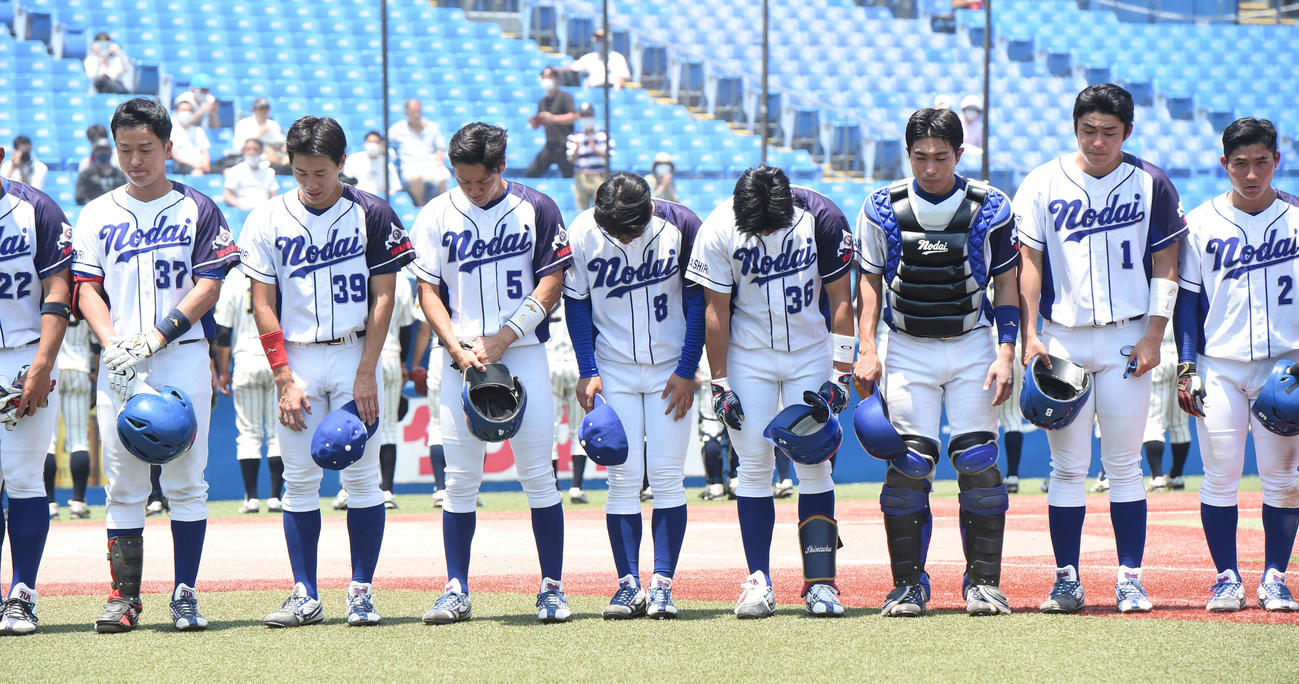 準々決勝、東農大北海道オホーツク対上武大　、7回コールド負けにスタンドに頭を下げる東農大北海道オホーツクナイン（撮影・柴田隆二）
