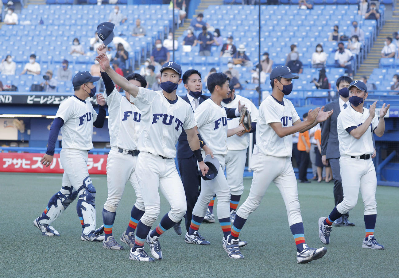 福井工大対名城大　名城大に勝利し、あいさつを終えベンチに戻る福井工大の選手たち（撮影・河田真司）