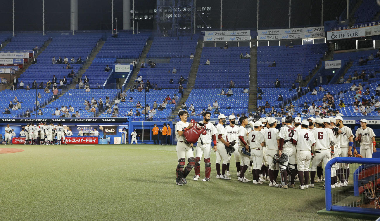 国学院大対福岡大　タイブレークに入り円陣を組む両チーム（撮影・河田真司）