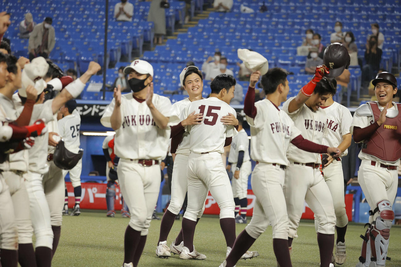 国学院大対福岡大　延長タイブレークを制し、国学院大に勝利しナインと喜ぶ福岡大・村上（中央）（撮影・河田真司）