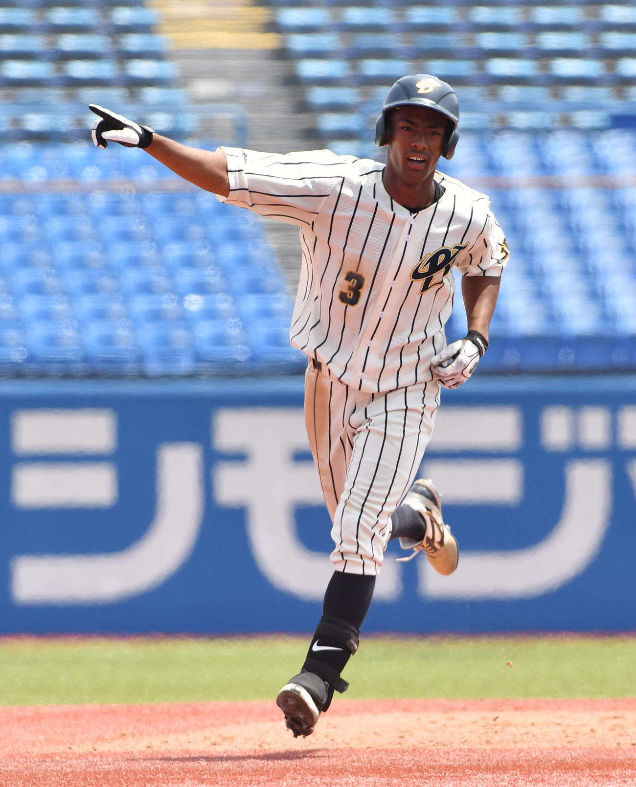 準々決勝、東農大北海道オホーツク対上武大　、4回裏上武大2死、ブライト健太は左越えに本塁打を放ちポーズを決める（撮影・柴田隆二）