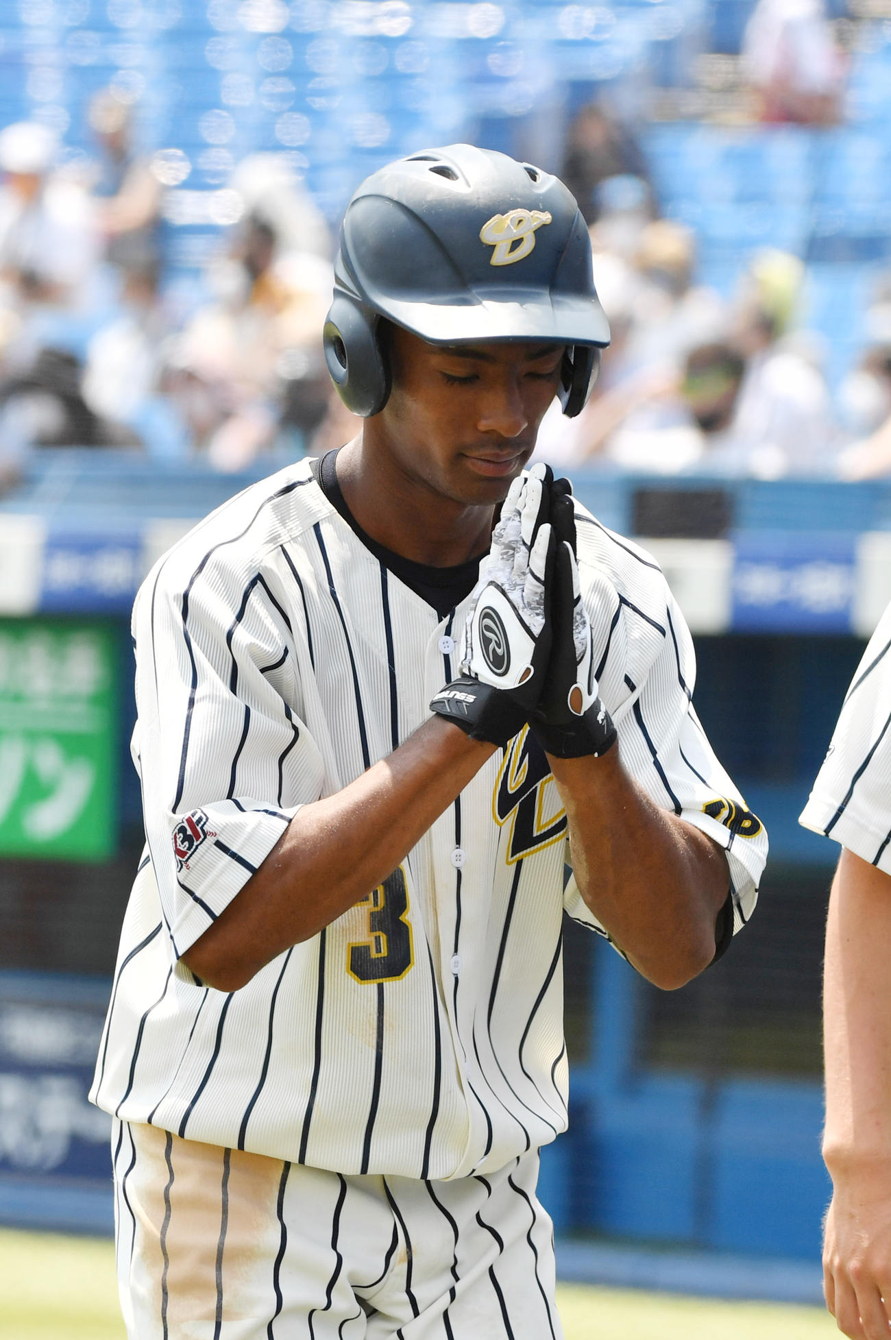 準々決勝、東農大北海道オホーツク対上武大　、4回裏上武大2死、ブライト健太は左越えに本塁打を放ち合掌する（撮影・柴田隆二）