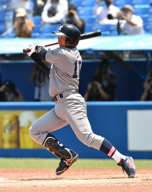 準々決勝、慶大対関学大　1回表慶大2死二塁、福井は中前に適時打を放つ（撮影・柴田隆二）