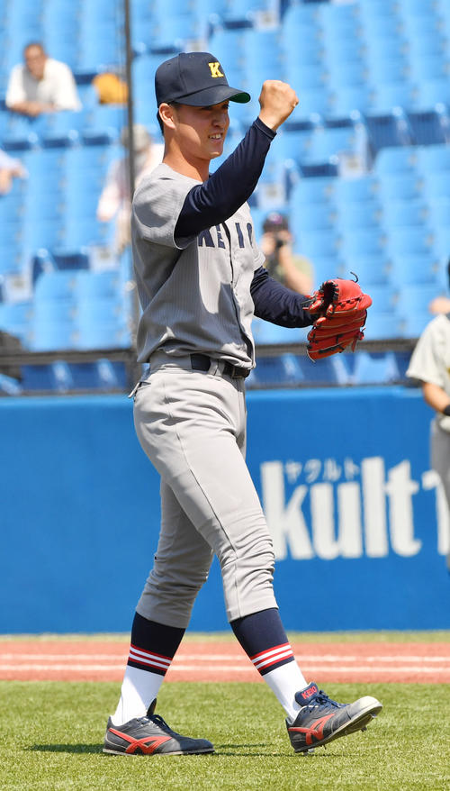 準々決勝、慶大対関学大　8回から登板した慶大・橋本達は勝利にガッツポーズする（撮影・柴田隆二）