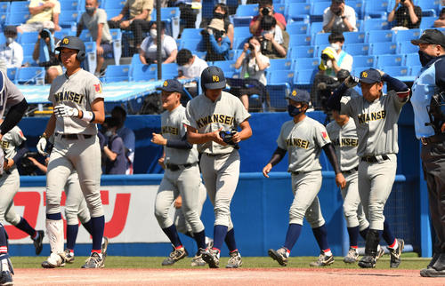 準々決勝、慶大対関学大　敗れた関学大ナインは整列に向かう（撮影・柴田隆二）
