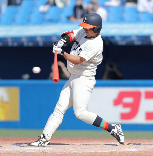 福井工大対名城大　2回表福井工大無死、右中間に三塁打を放つ井元（撮影・河田真司）