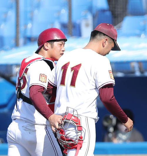 福井工大対名城大　2回表を抑え、名城大・野口（左）とベンチに戻る松本（撮影・河田真司）