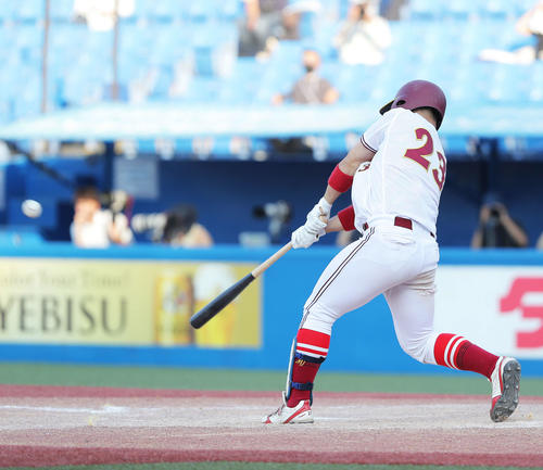 福井工大対名城大　5回裏名城大2死一、二塁、中越え3点本塁打を放つ大川（撮影・河田真司）