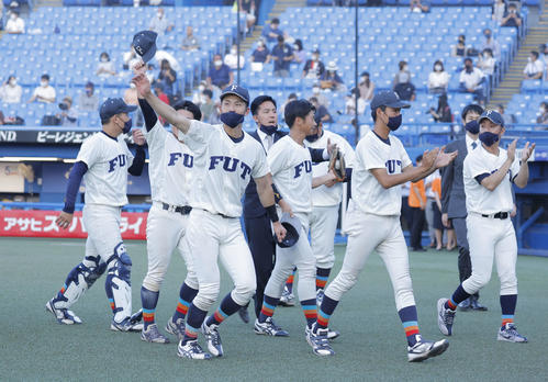 福井工大対名城大　名城大に勝利し、あいさつを終えベンチに戻る福井工大の選手たち（撮影・河田真司）