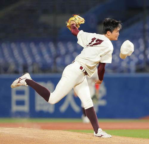 国学院大対福岡大　3回表国学院大2死、力投する福岡大・村上（撮影・河田真司）