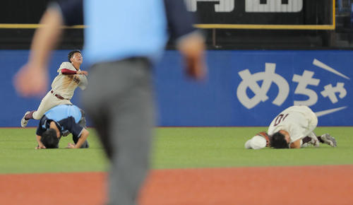 国学院大対福岡大　8回表国学院大1死一、三塁、瀬戸の放った打球に反応するが、審判と接触し倒れ込む福岡大・永江（右）（撮影・河田真司）