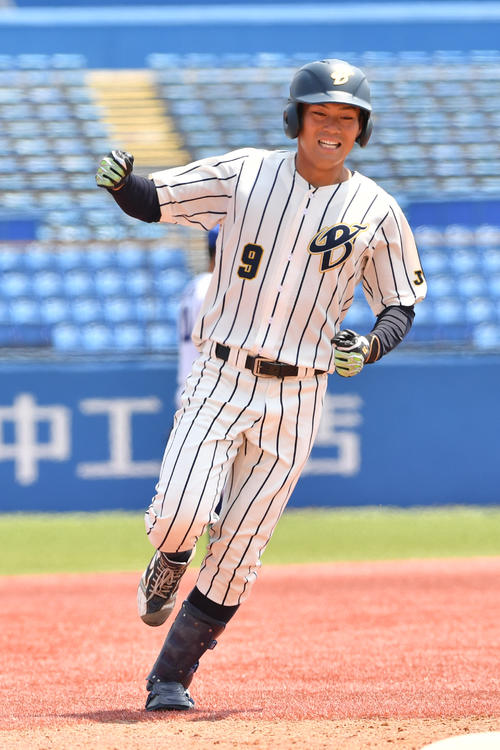 準々決勝、東農大北海道オホーツク対上武大　、3回裏上武大2死、門叶は中越えに本塁打を放ちガッツポーズする（撮影・柴田隆二）