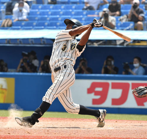 準々決勝、東農大北海道オホーツク対上武大　、4回裏上武大2死、ブライト健太は左越えに本塁打を放つ（撮影・柴田隆二）