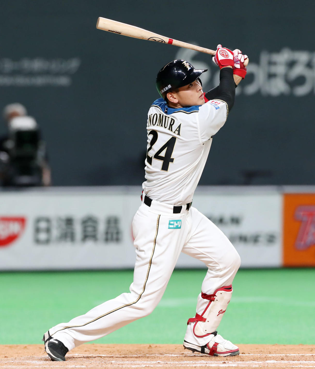 日本ハム対阪神　7回裏日本ハム2死一、二塁、野村は右に適時二塁打を放つ（撮影・加藤哉）