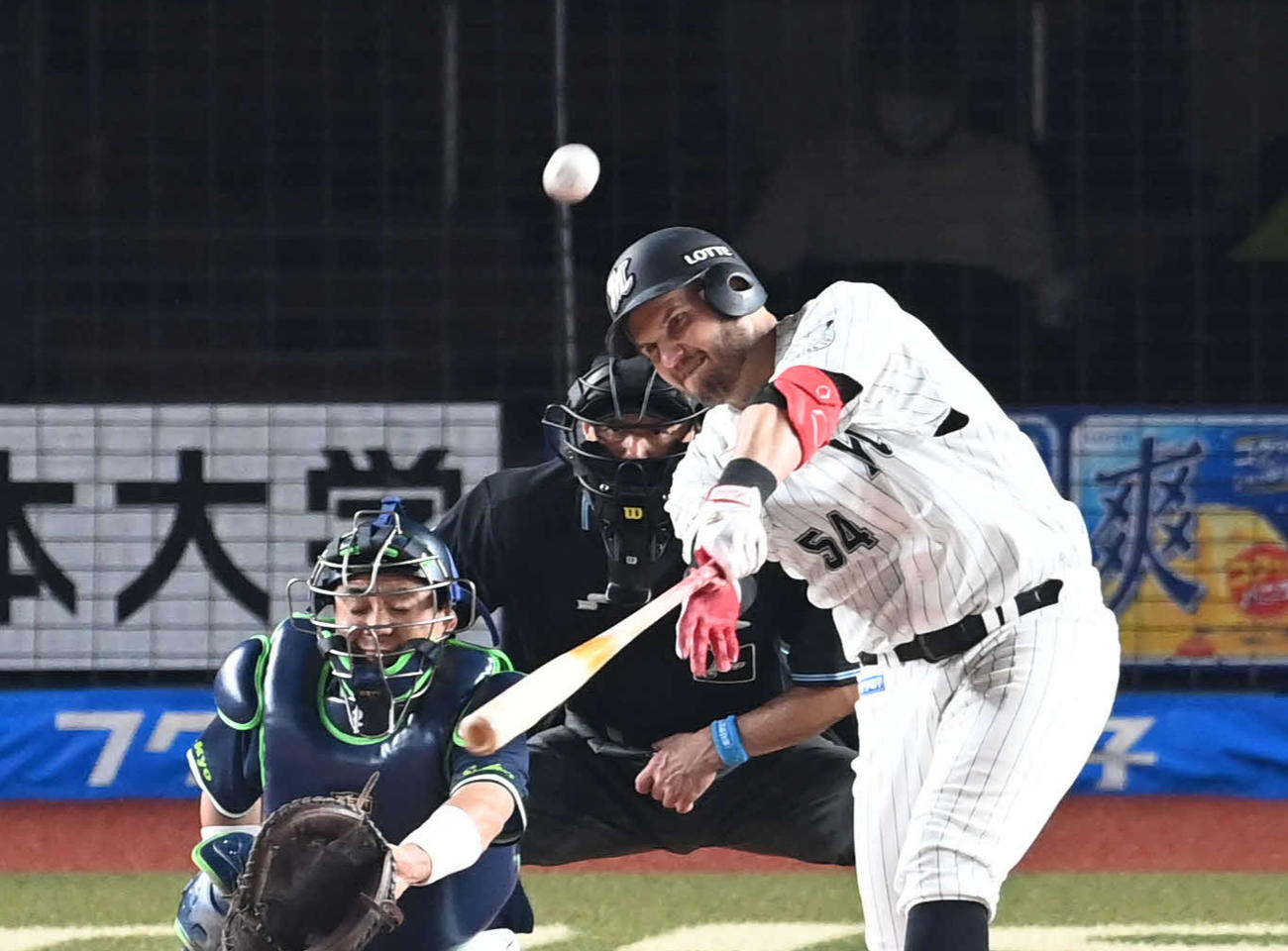 ロッテ対ヤクルト　8回裏ロッテ無死、左越えに勝ち越しのソロ本塁打を放つレアード（撮影・たえ見朱実）