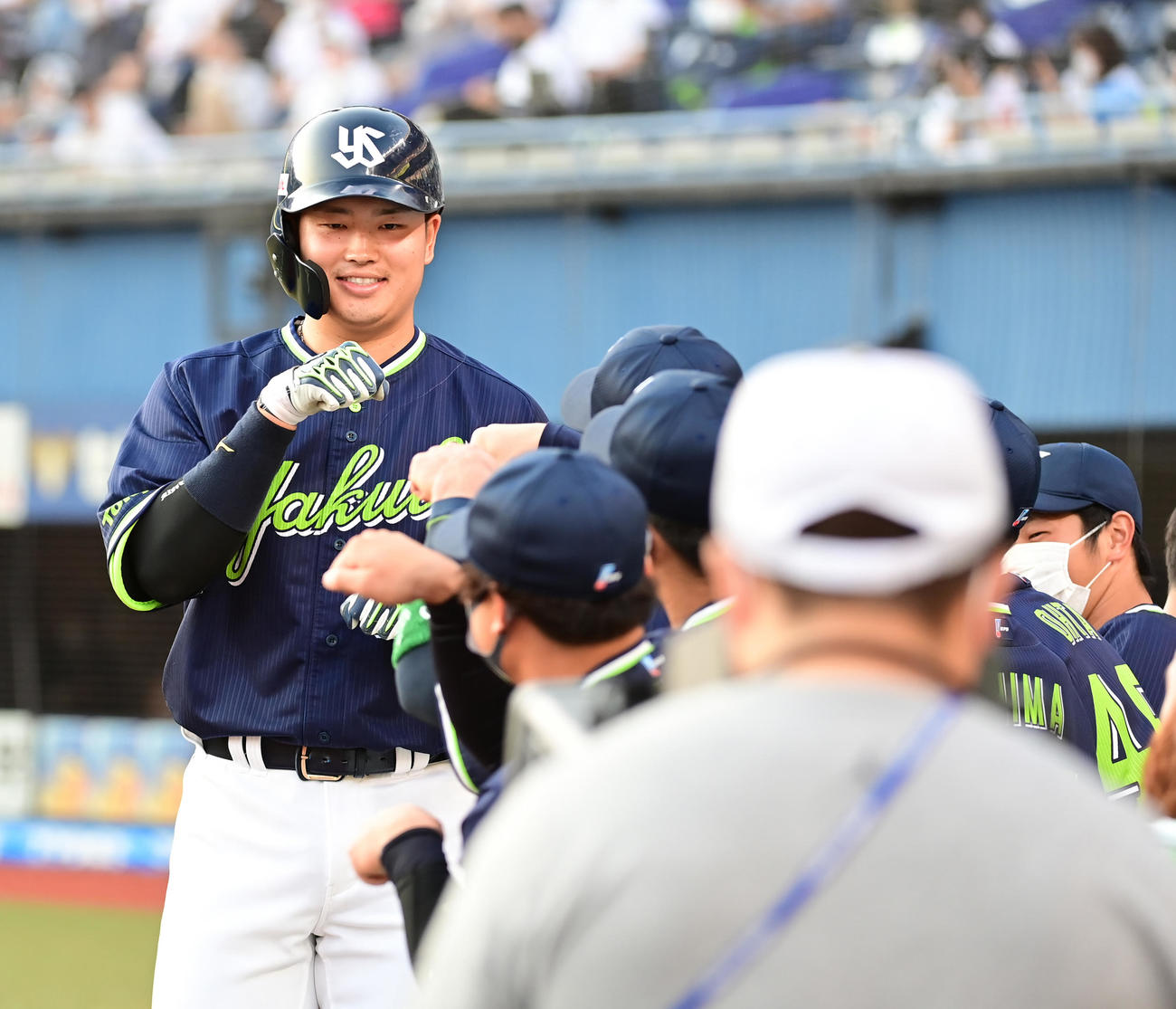 ロッテ対ヤクルト　2回表ヤクルト無死、村上は中越えに先制ソロ本塁打を放ちベンチのナインの祝福を受ける（撮影・小沢裕）
