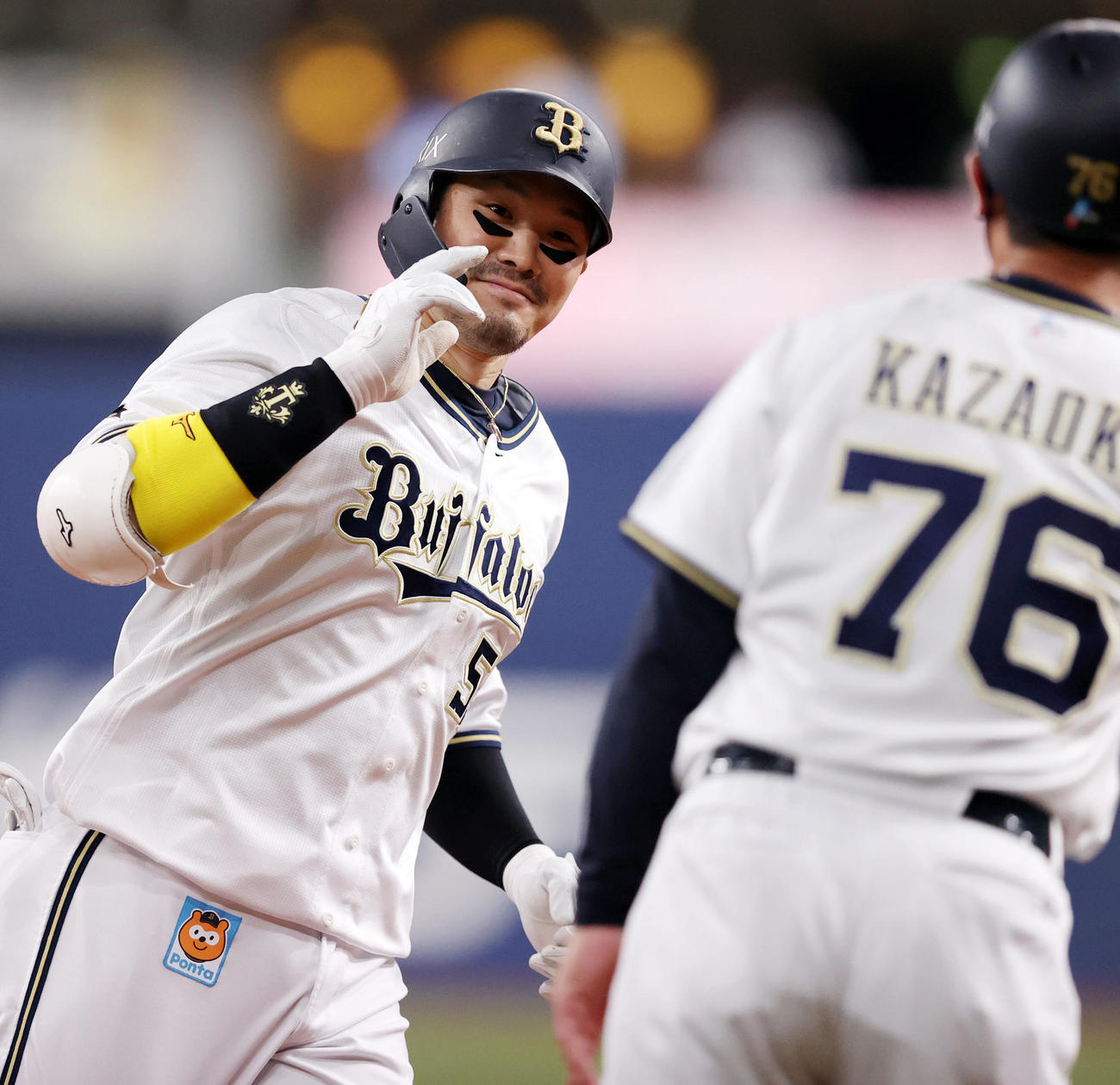 オリックス対巨人　5回裏オリックス1死一、二塁、3点本塁打を放ち、笑顔を見せるT－岡田（撮影・狩俣裕三）