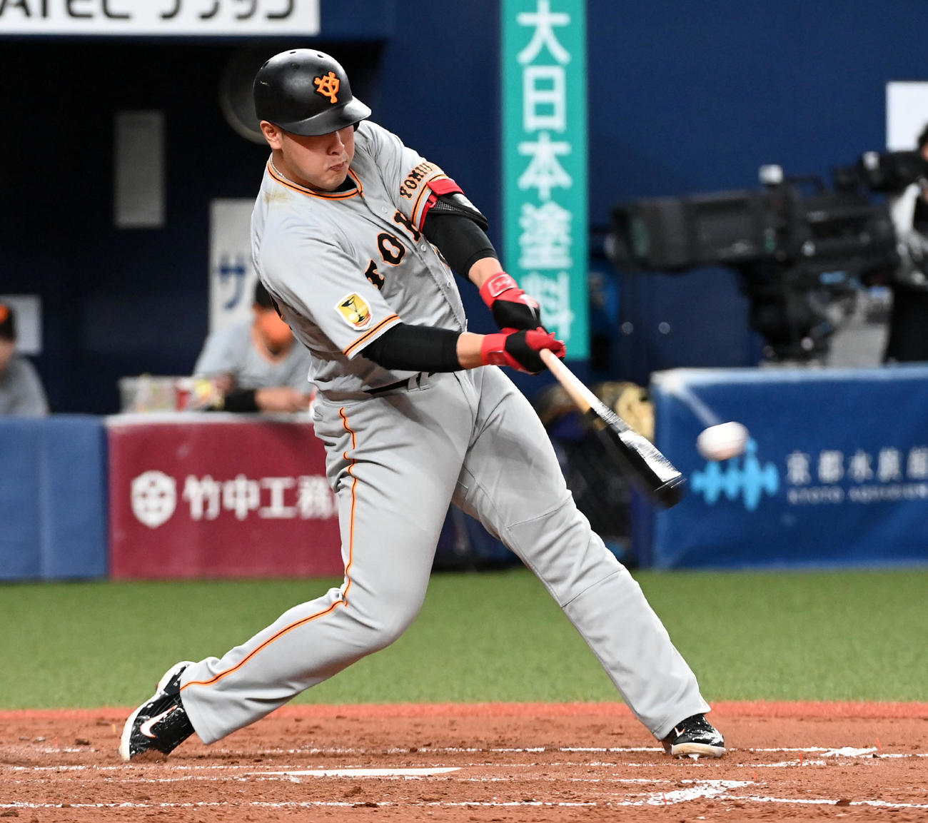 オリックス対巨人　4回表巨人1死一塁、岡本和は左前打を放つ（撮影・前岡正明）
