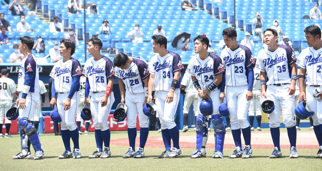 準々決勝　東農大北海道オホーツク対上武大　7回コールド負けにスタンドに頭を下げる東農大北海道オホーツクナイン（撮影・柴田隆二）
