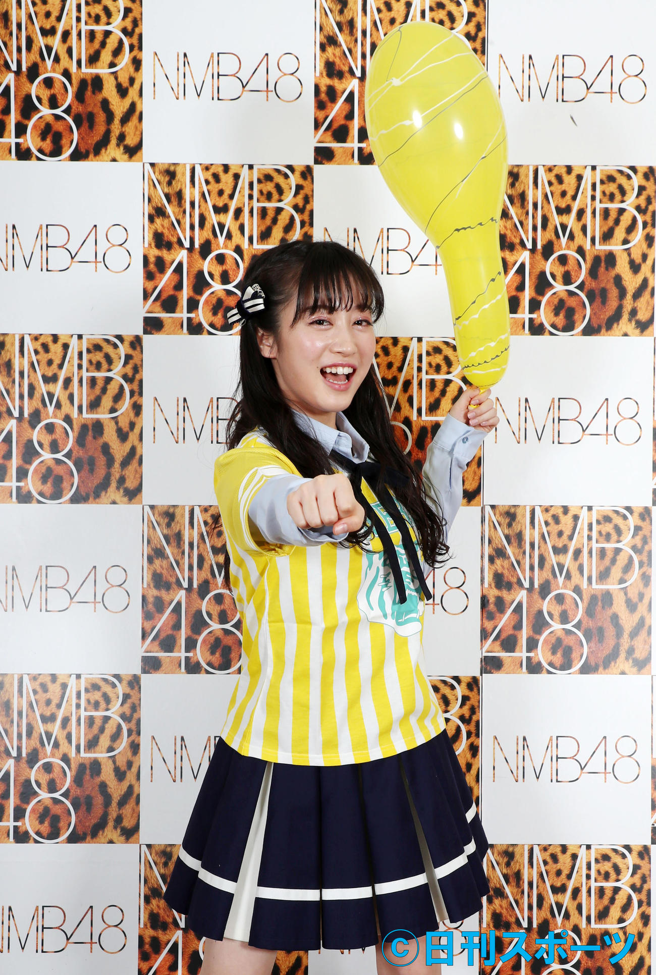 阪神グッズを手にポーズを決めるNMB48川上千尋（18年12月撮影）