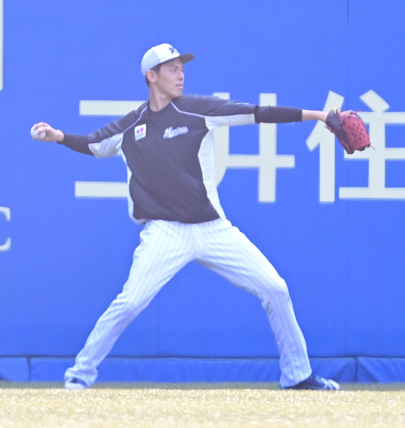ロッテ対ヤクルト　登板前日の練習に臨むロッテ佐々木朗（撮影・小沢裕）