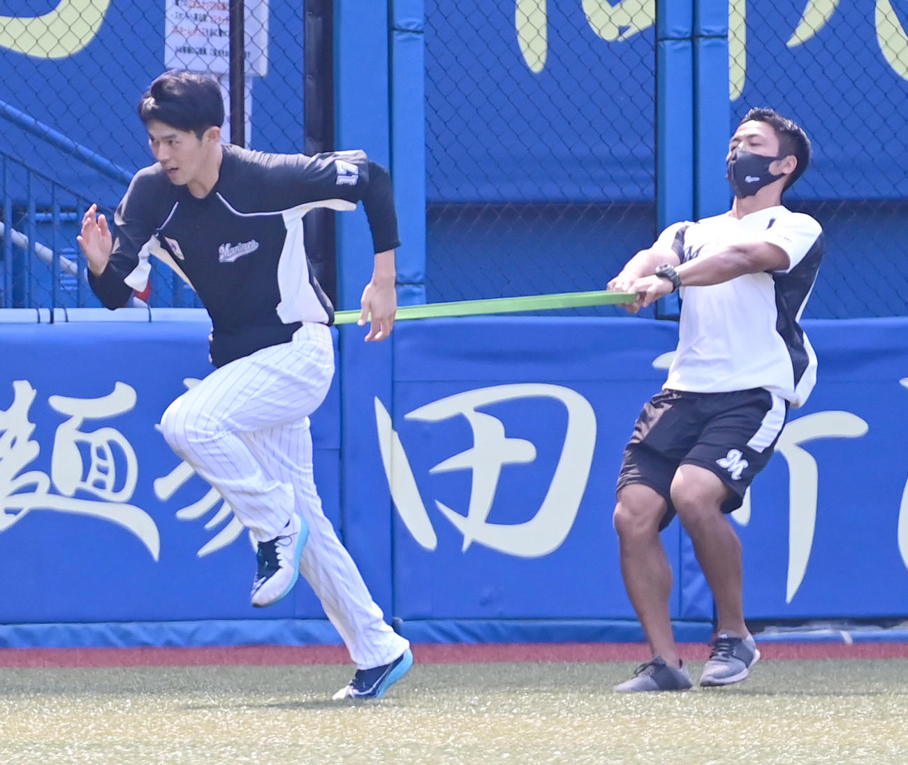ロッテ対ヤクルト　登板前日の練習に臨むロッテ佐々木朗（撮影・小沢裕）