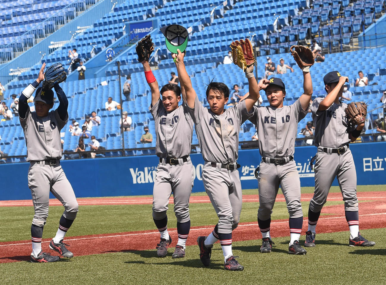 準々決勝、慶大対関学大　勝利した慶大ナインはスタンドにバンザイする（撮影・柴田隆二）