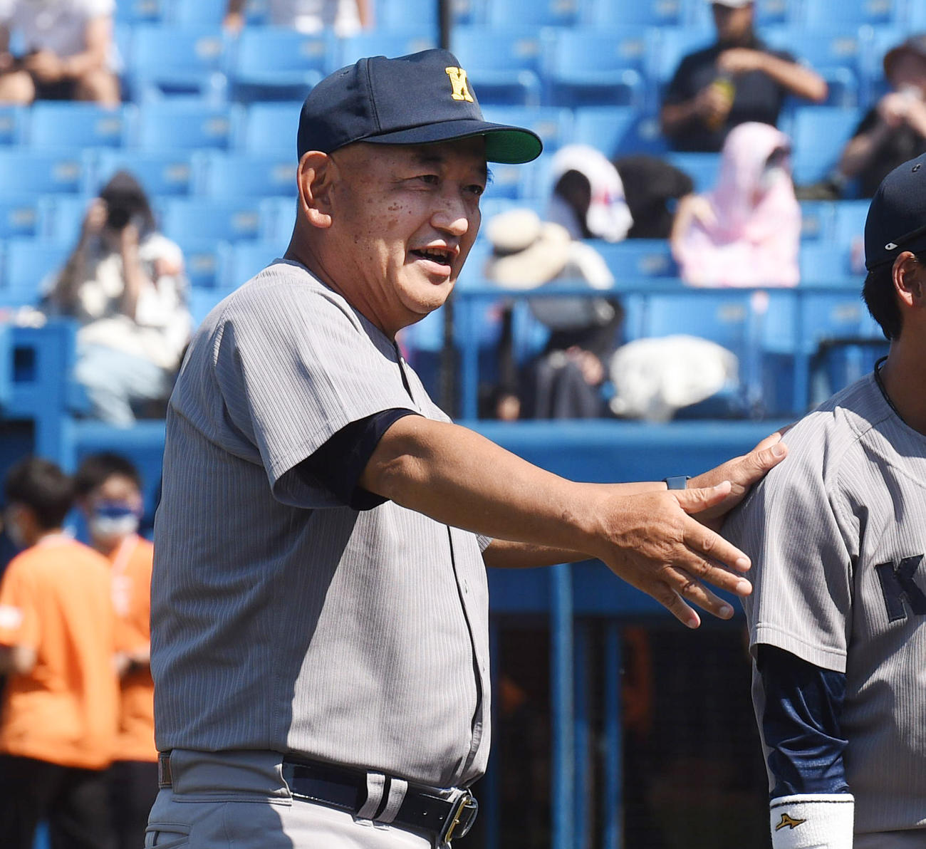 準々決勝、慶大対関学大　勝利に笑顔の慶大・堀井監督（撮影・柴田隆二）