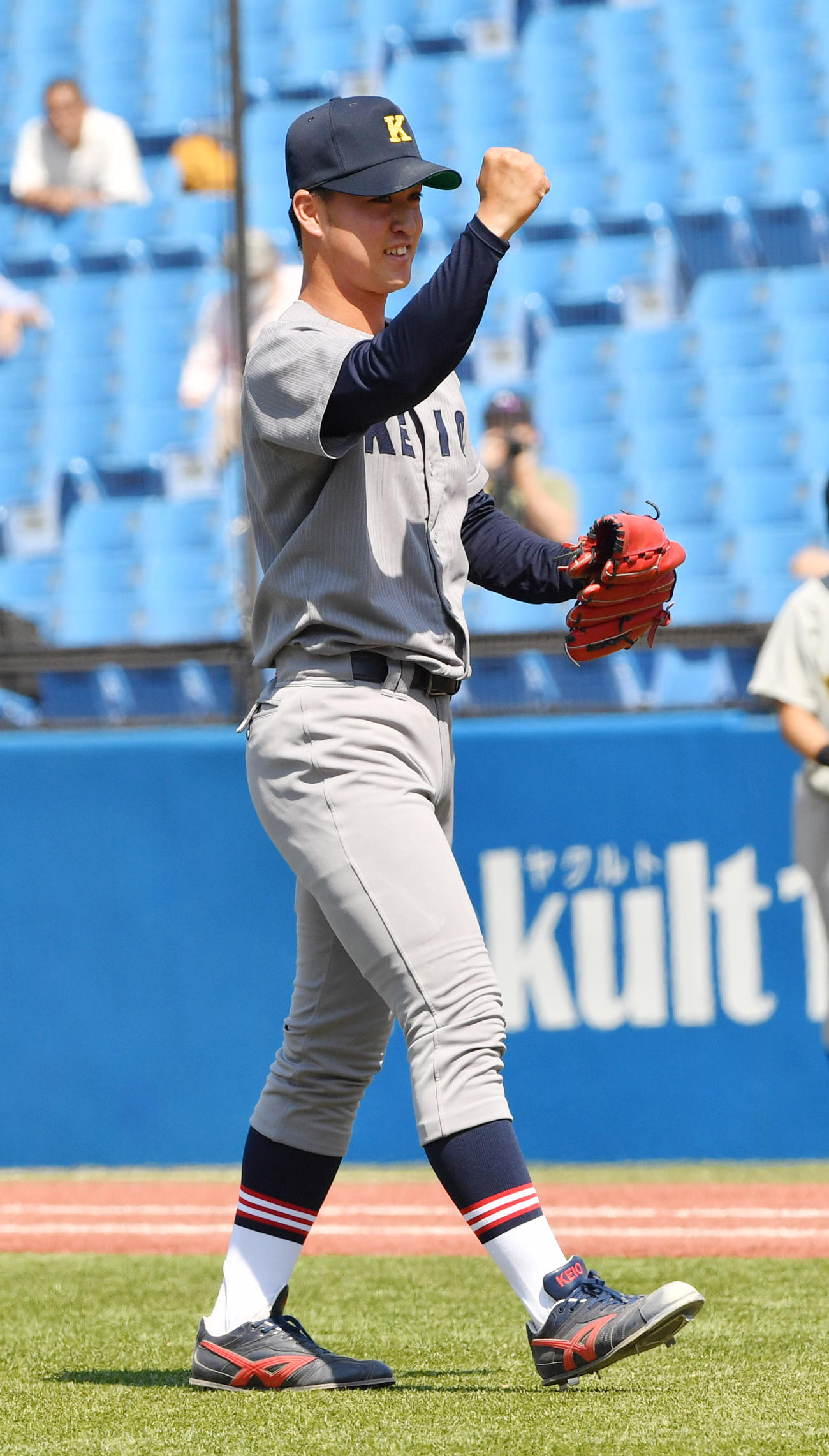 準々決勝、慶大対関学大　8回から登板した慶大・橋本達は勝利にガッツポーズする（撮影・柴田隆二）