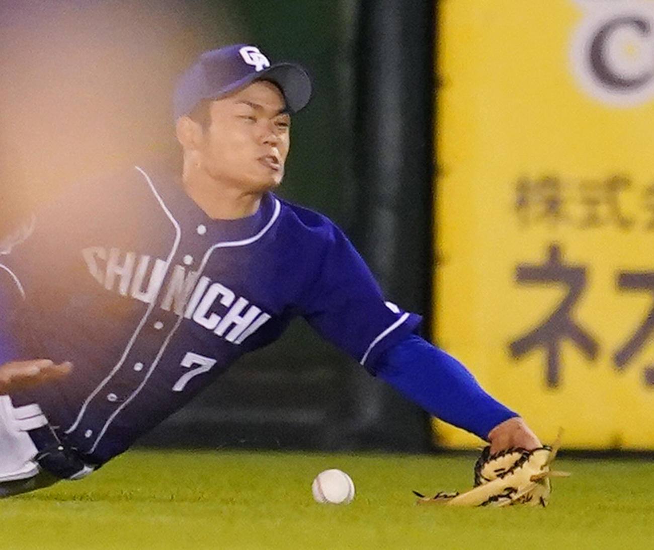 9日の楽天対中日　4回裏楽天無死、太田の打球に飛ぶ込むも捕球できず右前打とする根尾
