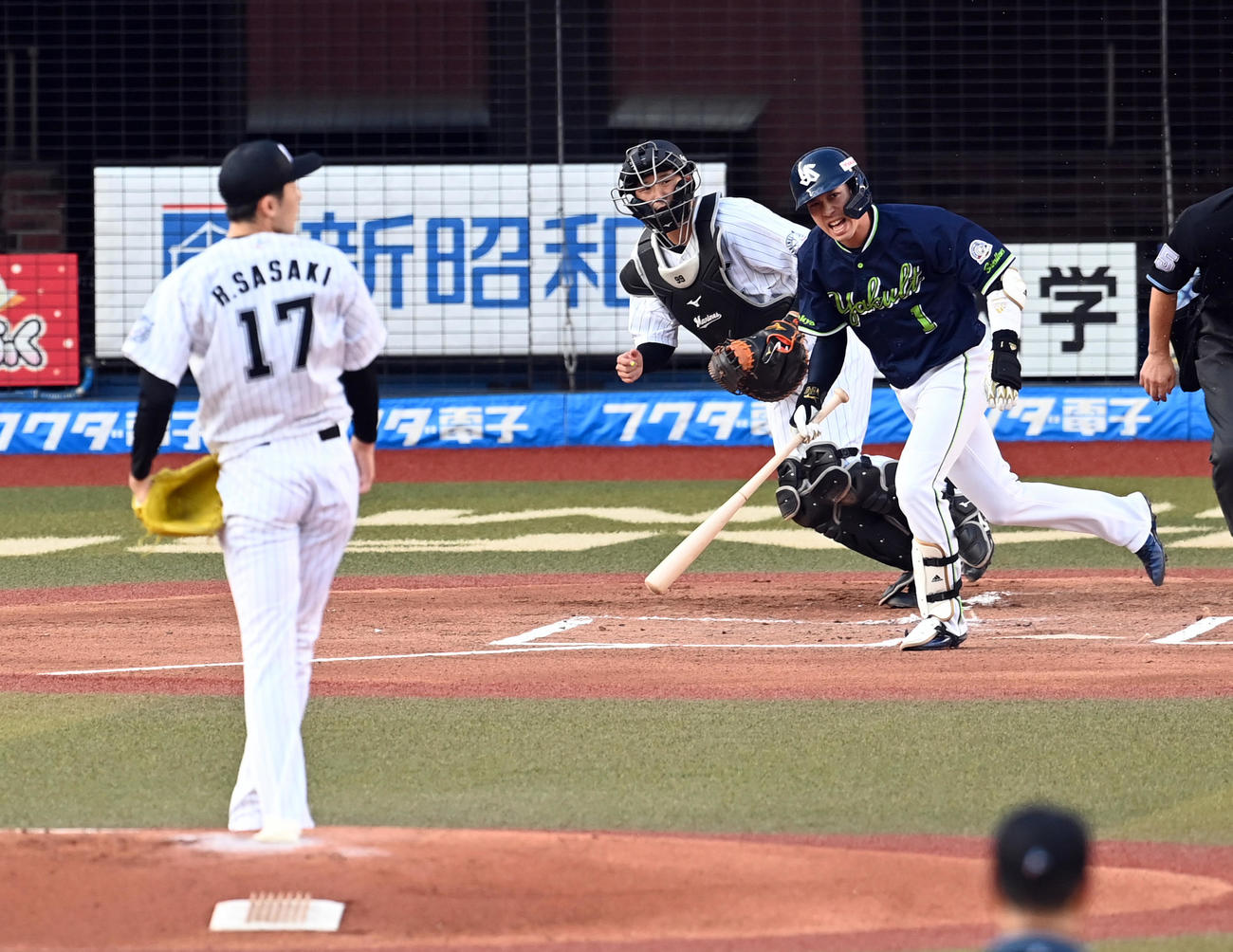 ロッテ対ヤクルト　1回表ヤクルト2死、山田を遊ゴロに打ち取る佐々木朗（撮影・たえ見朱実）