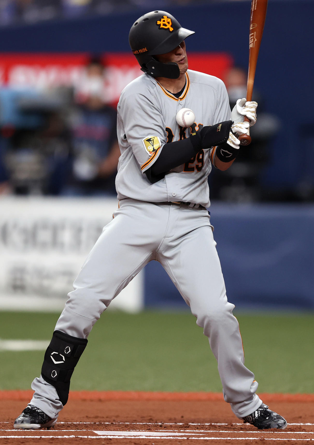 オリックス対巨人　1回表巨人2死、死球を受け、負傷退場する吉川（撮影・狩俣裕三）