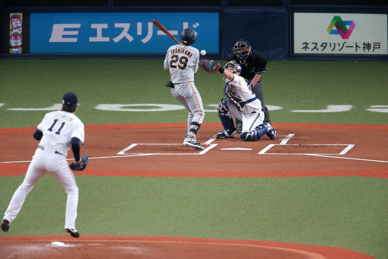 オリックス対巨人　1回表巨人2死、吉川は死球をうける（撮影・上山淳一）