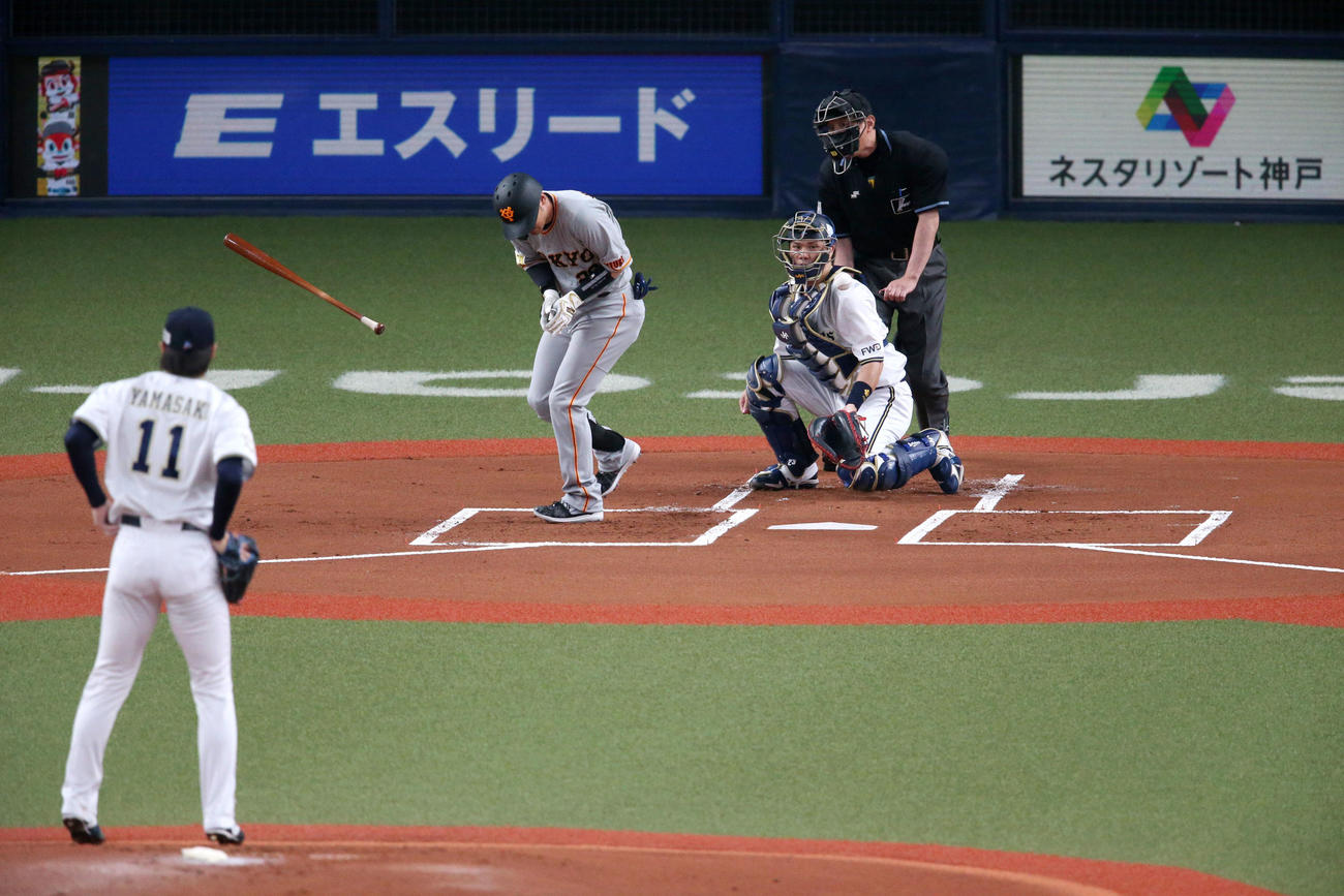 オリックス対巨人　1回表巨人2死、吉川は死球をうける（撮影・上山淳一）