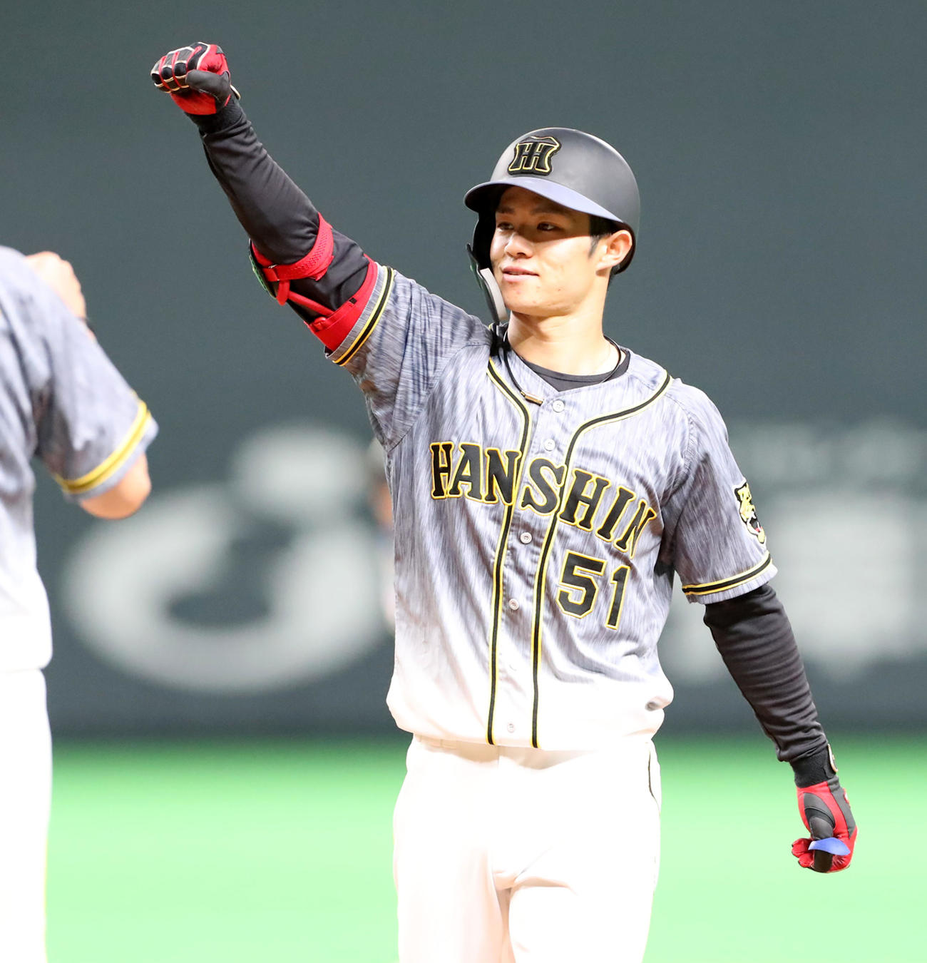 日本ハム対阪神　5回表阪神2死一、二塁、中野は右前適時打を放ちベンチに向かってガッツポーズを見せる（撮影・加藤哉）